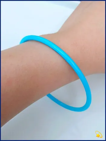 Bracelet jonc fin bleu en résine – Bijou tendance bohème chic
