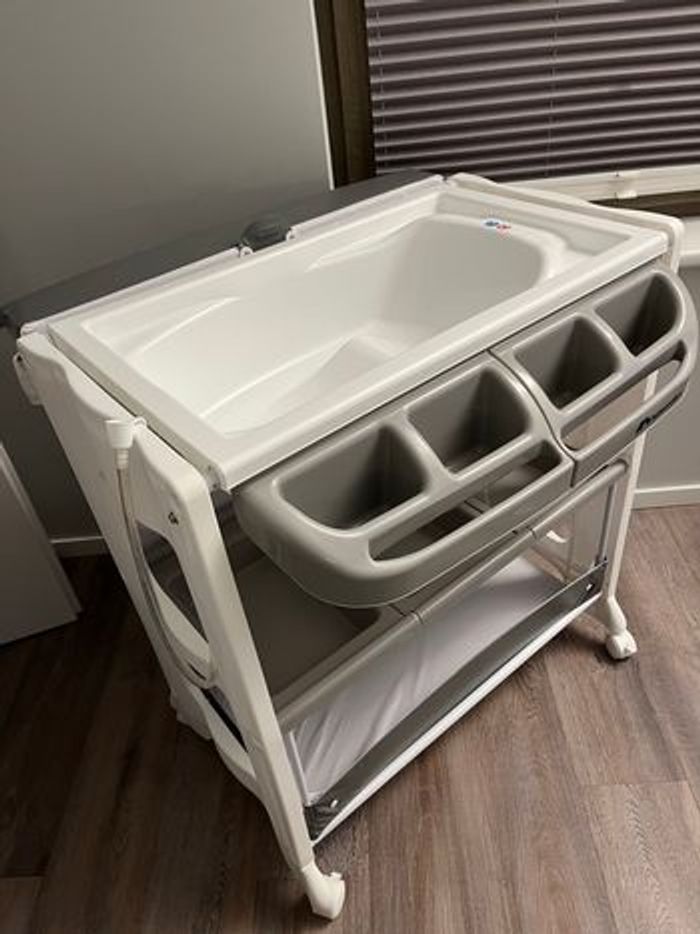 Table à langer & baignoire - photo numéro 2