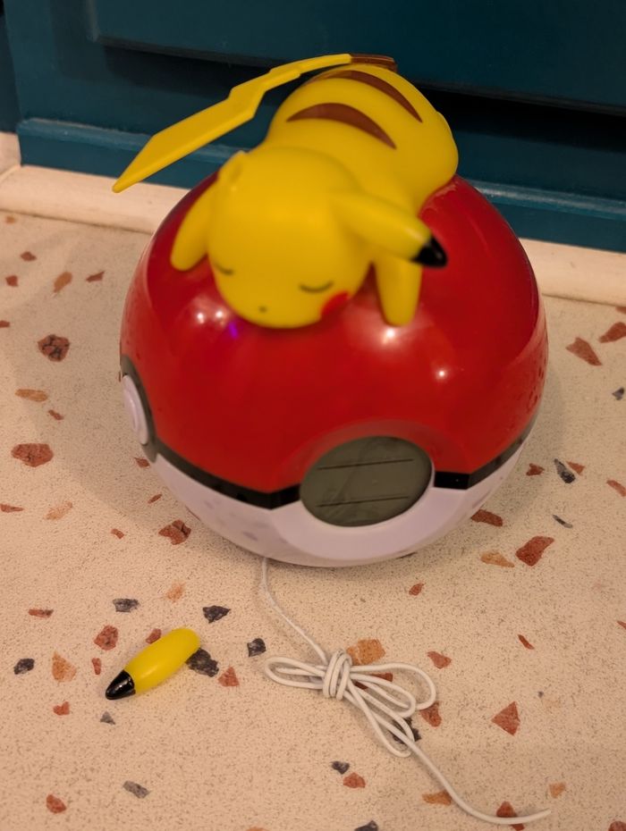 Reveil veilleuse pokeball pikachu