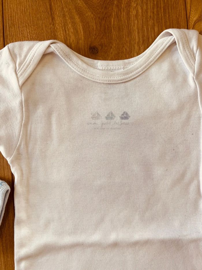 Taille 18 mois lot de 2 bodies d’été manches courtes garçon Petit Bateau blanc et bleu clair 💙 - photo numéro 3