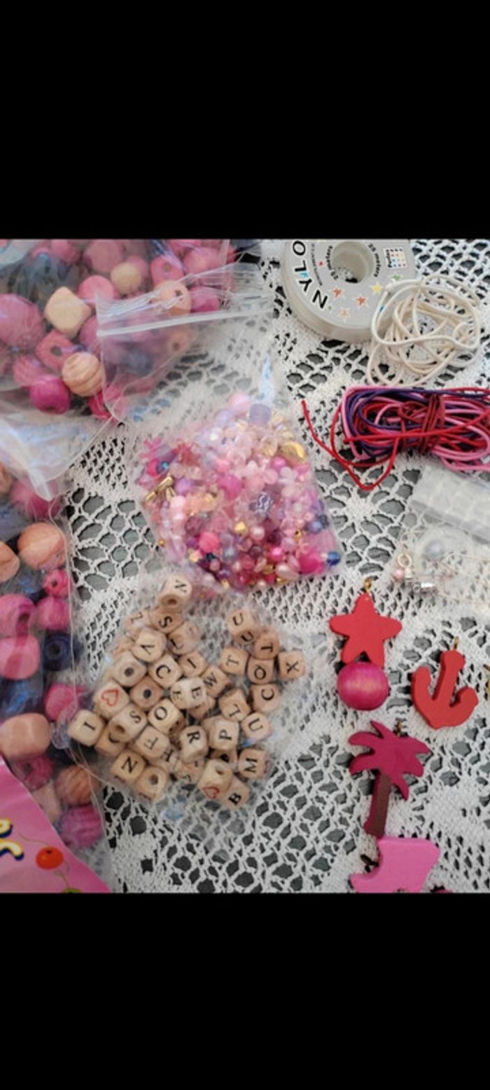 🩷 Lot de perle en bois coloré et autres accessoires - photo numéro 3