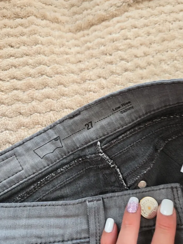 Jean levis gris taille 27 - photo numéro 3