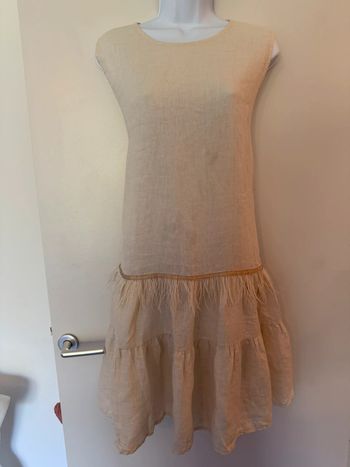 Robe beige originale avec plumes