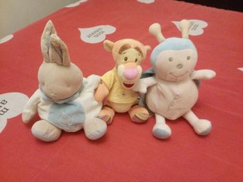 Trois peluches bébé.
