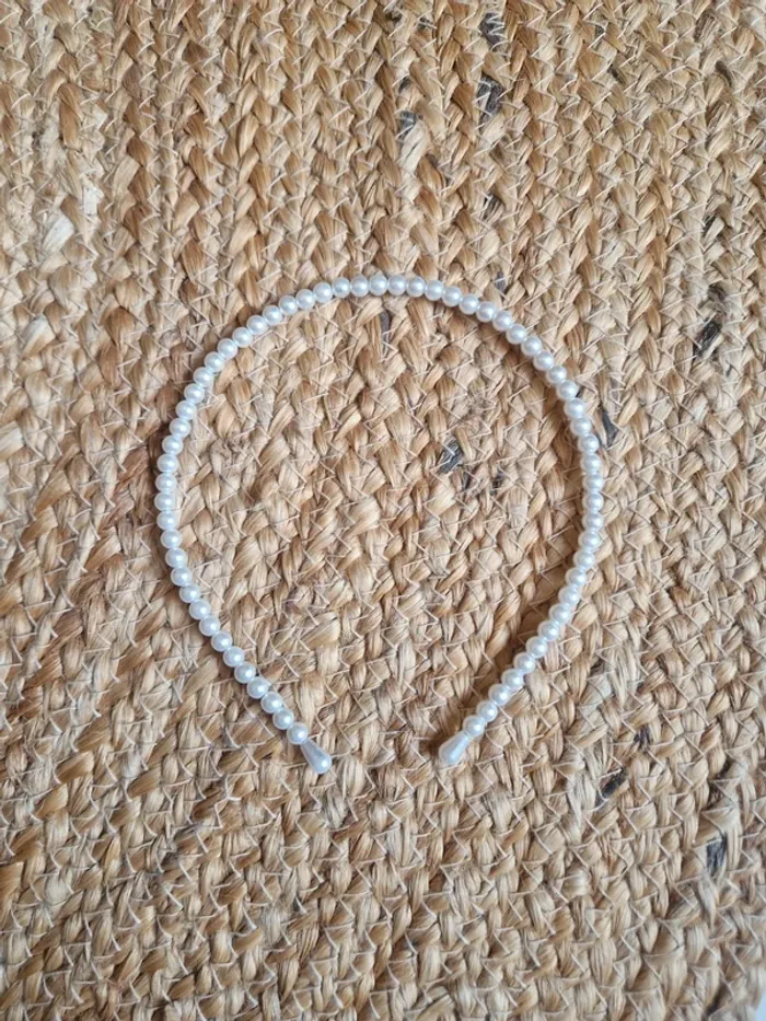 Jolie serre tête en perle blanche