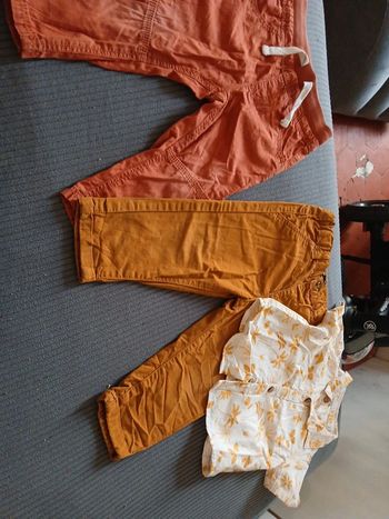 Deux pantalons et une chemise manche courte