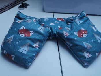 Bouillotte sèche faite main avec des noyaux de cerises