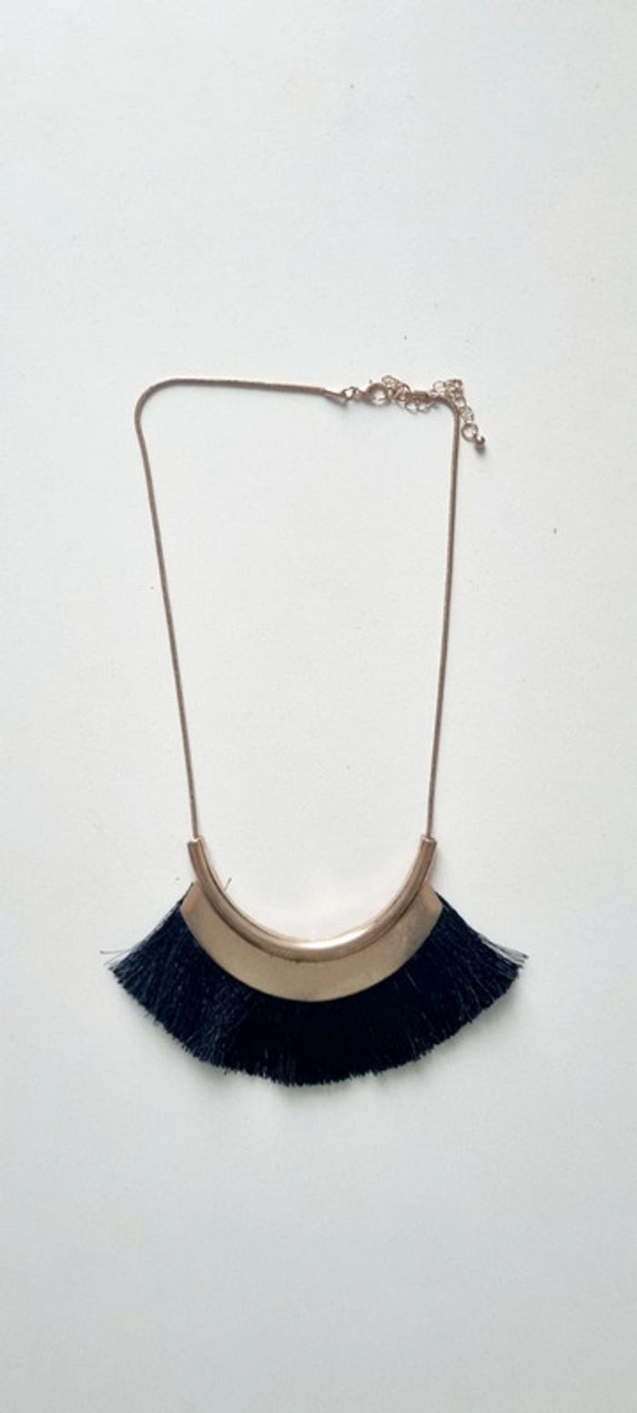 Collier doré et noir pompon frange