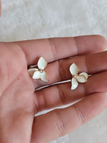 Clips fleurs blanches acier, email