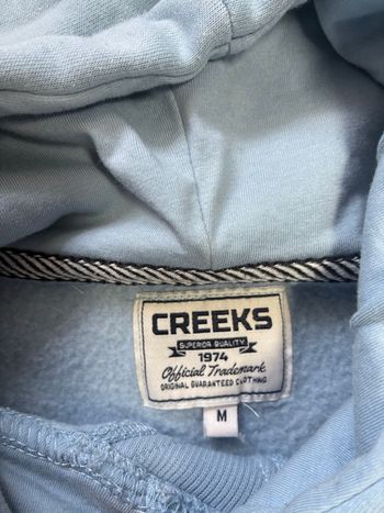 Pull bleu clair creeks