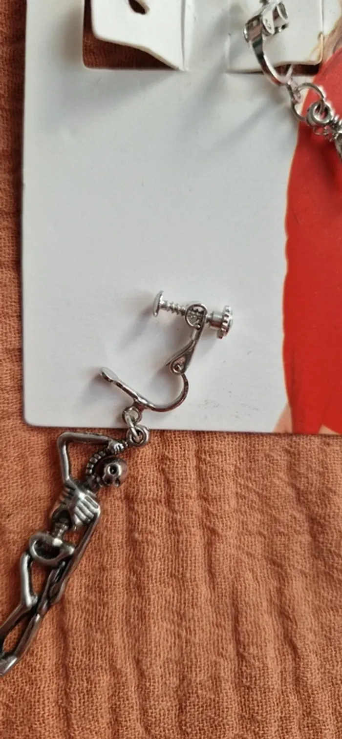 Boucles d'oreilles clip squelette - photo numéro 2