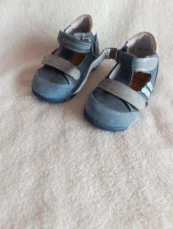Chaussures neuves pointure 18