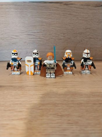 Figurines type lego Jedi Obiwan et 4 clones troopers de la 212ème star wars