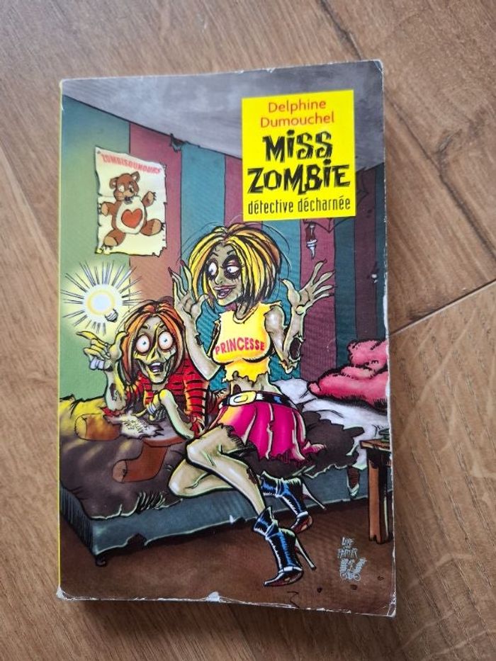 Livre Miss Zombie détective décharnée de Delphine Dumouchel en bon état