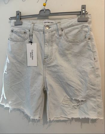 Short en jean Calvin Klein neuf taille 40