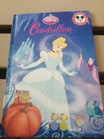 4 livres Disney cendrillon, la belle au bois dormant, blanche neige et les indestructibles