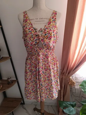 🎀 magnifique robe blanche motif fleur multicolore très bon état taille 42 🎀