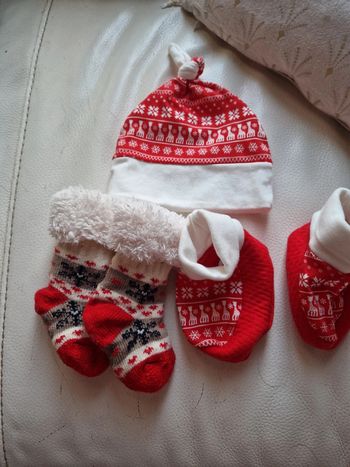 Lot bonnet et chaussettes Noël bébé