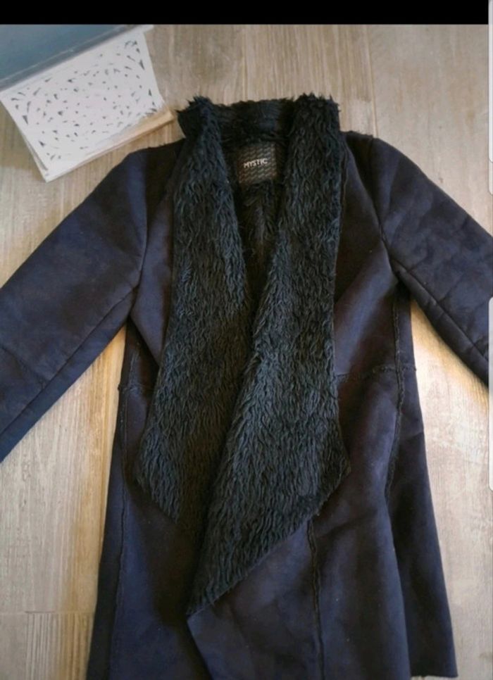 Manteau noir mis long aspect daim et fausse fourrure - photo numéro 2