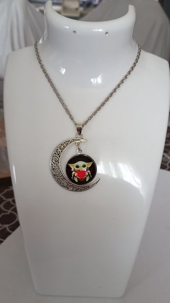 Collier lune bébé yoda