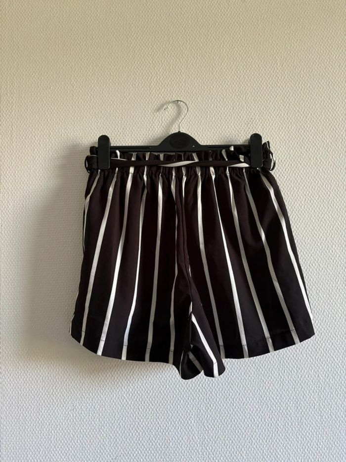Short noir à rayures blanches - taille L - photo numéro 6