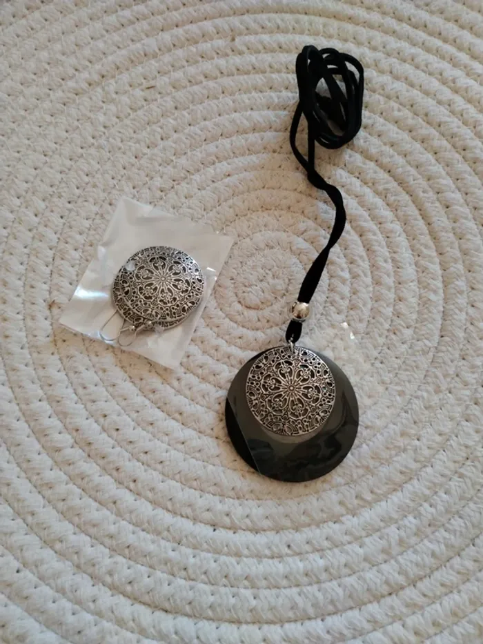 Ensemble collier et boucles d'oreilles