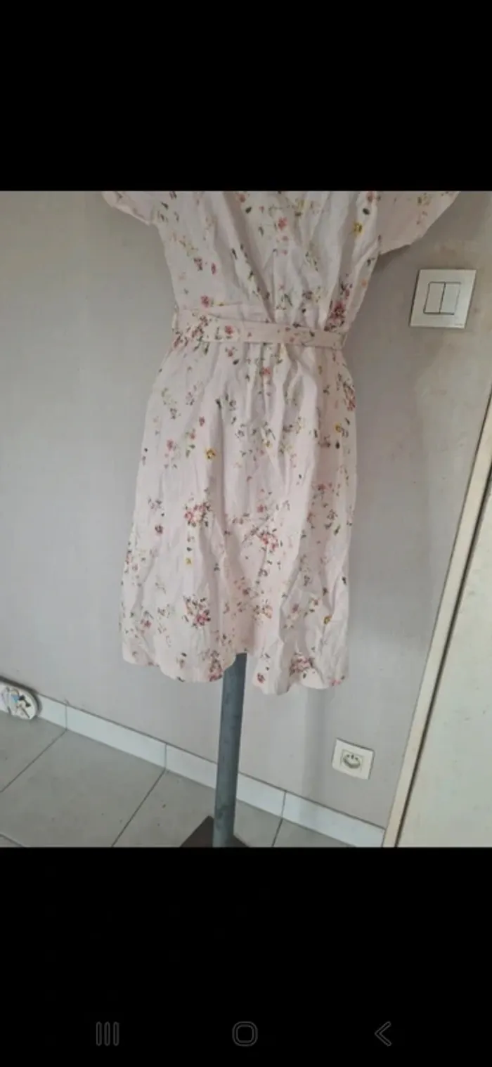 Belle robe fleurie rose etam taille 36 très bon état - photo numéro 3