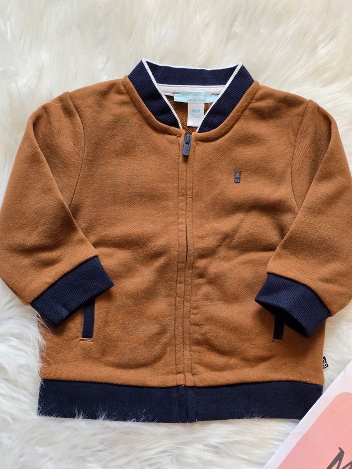 NEUFS (non portés!!!)🥰🤎🤩😍 sweat molleton zippé et teeshirt ml 9 mois garçon 🤎🤩😍 - photo numéro 3