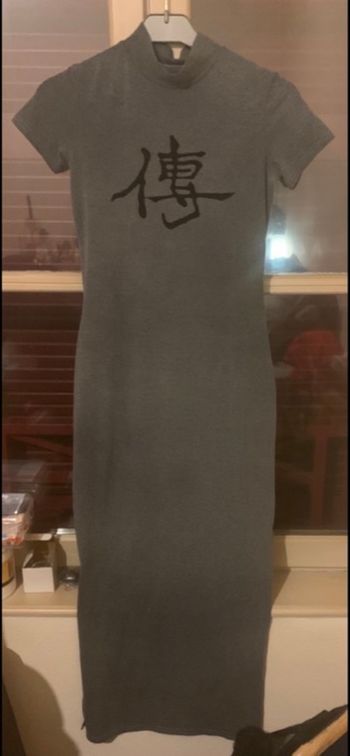 Robe grise petit col petite manche fendu sur les coter et matière coton