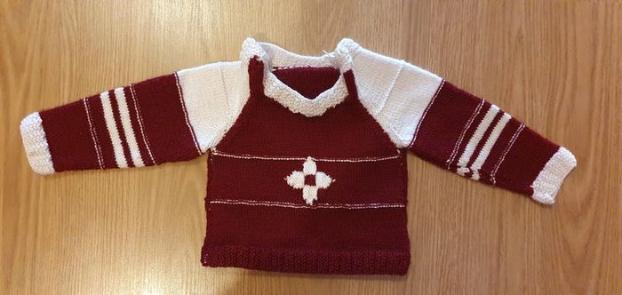 pull 12 mois fille bordeau et blanc fait main