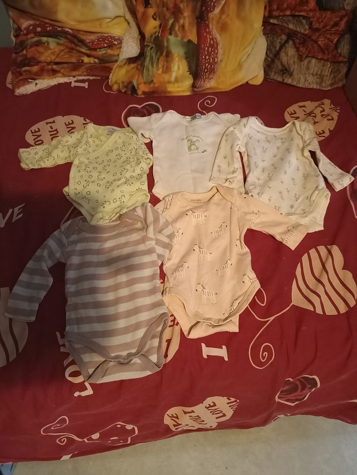 Bodies + Pyjama 0 - 1 mois Fille ( lot )