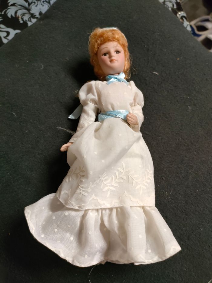 Petite poupée en porcelaine - photo numéro 7