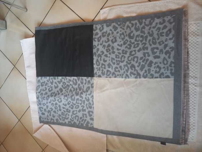 🧣 Joli foulard réversible – Très bon état - photo numéro 4