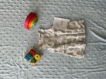 robe sans manches blanc à motifs dorés avec doublure ouverture totale au dos 18 mois vertbaudet