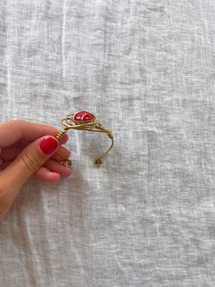 Bracelet doré et pierre rouge fait main - photo numéro 7