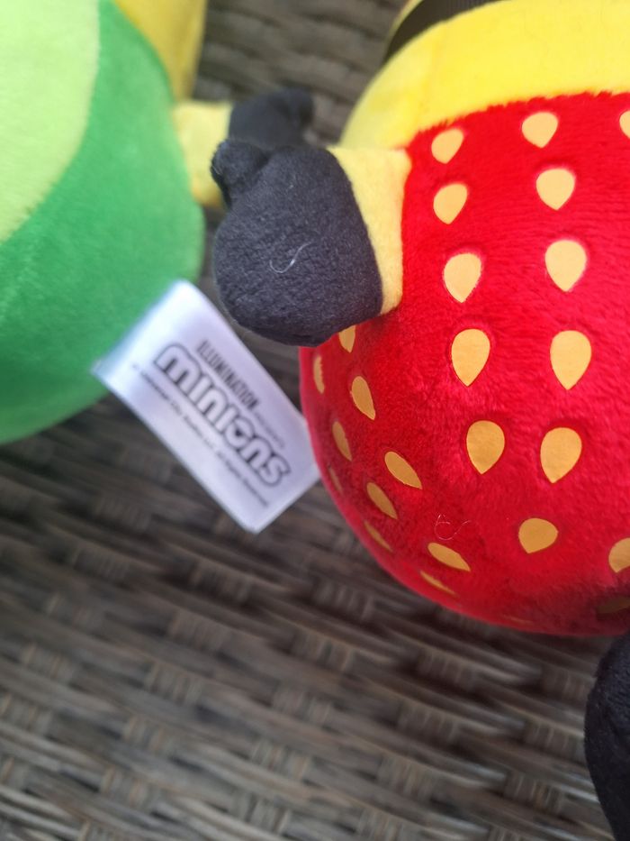 Lot peluches (Ane shrek , 2 peluches minion et 1 fraise) - photo numéro 8