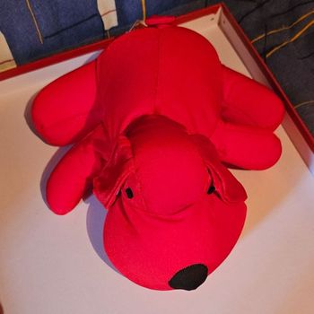 peluche chien rouge