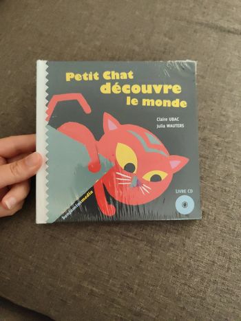 Livre cd petit chat découvre le monde