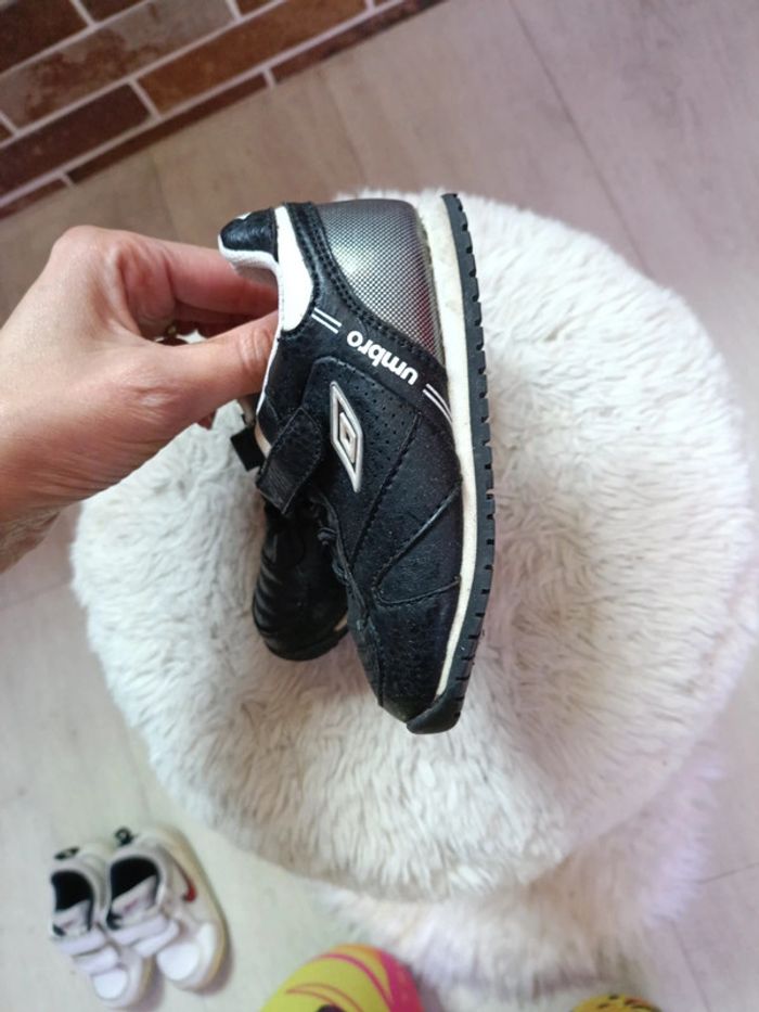 Chaussures Nike et umbro taille 22 - photo numéro 8
