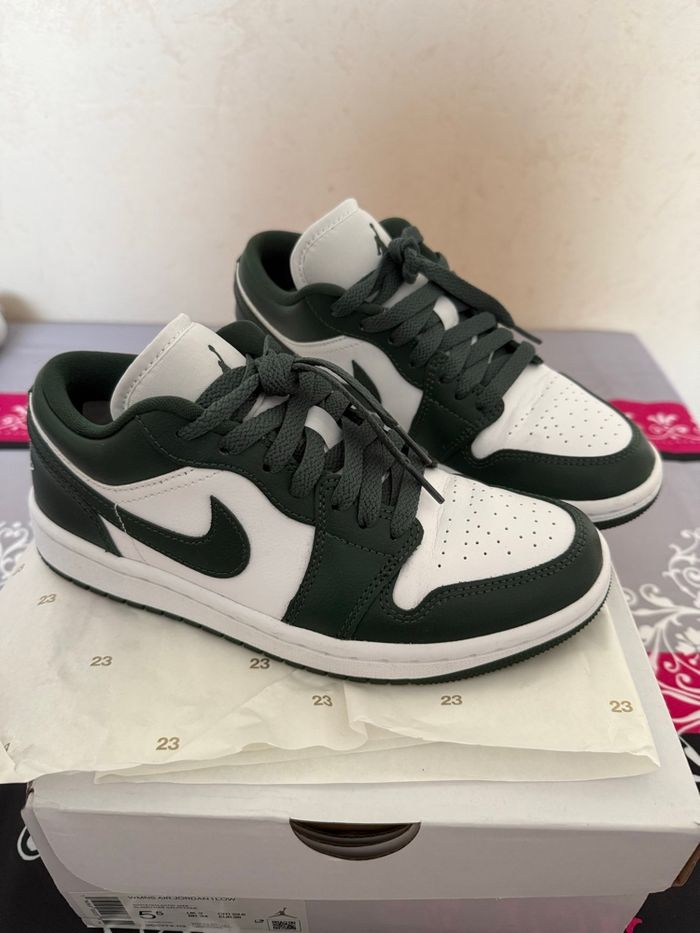 Baskets Nike Air Jordan 1 Low blanc/jade galactique - photo numéro 2