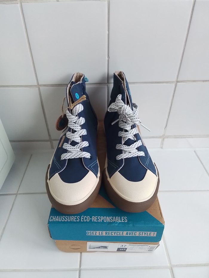 Paire de baskets montantes. Fermeture éclair et lacets. - photo numéro 3