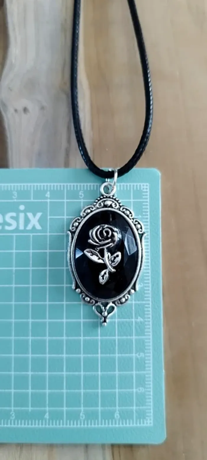 Collier avec pendentif type camée fleur - photo numéro 3