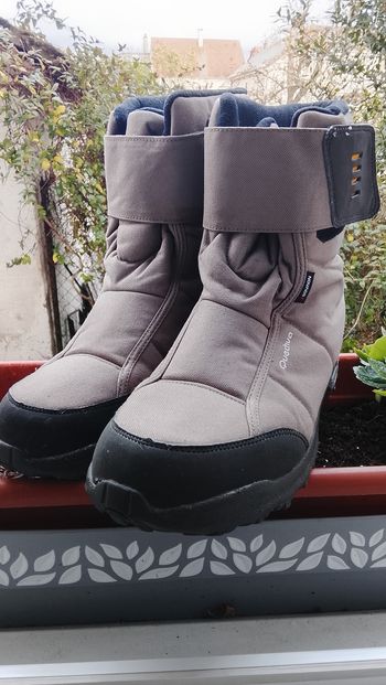 Bottes de randonnée imperméables Quenchua, taille 44, beige, comme neuves