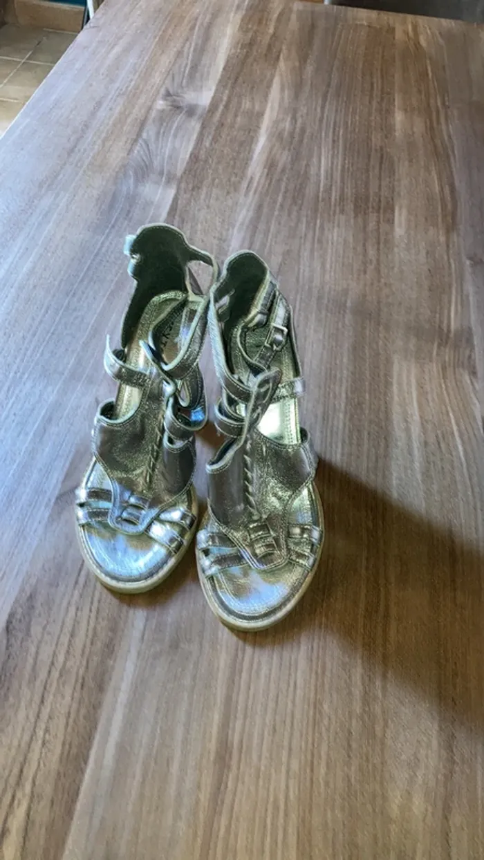 Chaussure à talon texto argenté 36 bon état