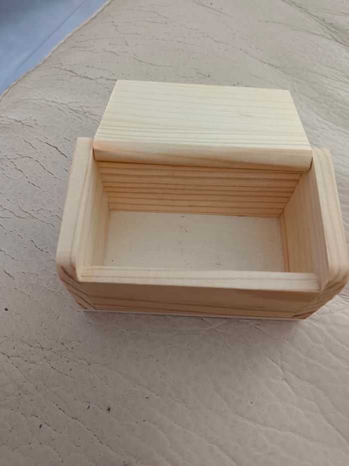 Petit coffret en bois dimensions : 7x4x4cm - photo numéro 2