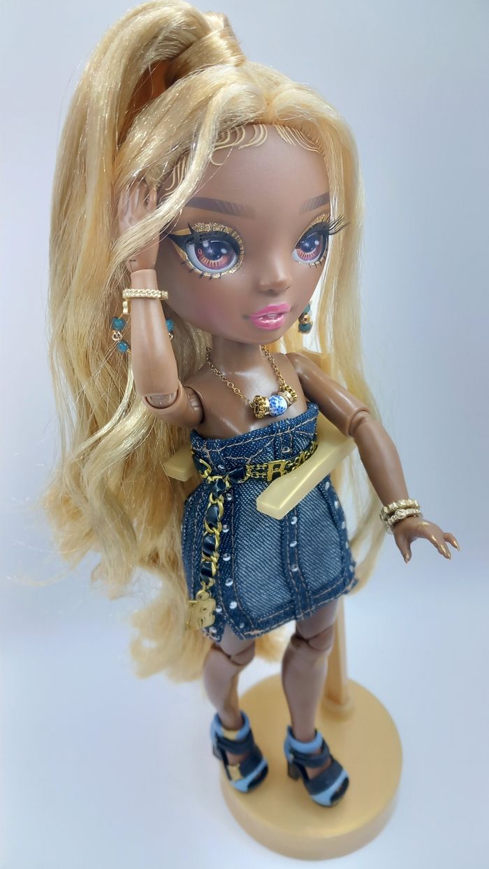 Poupée rainbow high Meline custom avec accessoires et tenues - photo numéro 10
