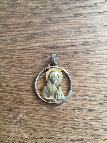 Médaille de la vierge métal doré