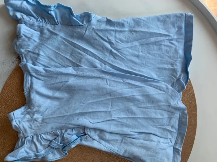 TEE shirt bleu ouvert dans le dos - photo numéro 3
