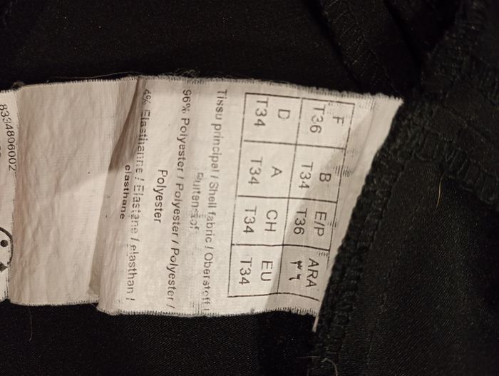 Veste de blazer noire – Grain de Malice – Chic & Détails Dorés
- photo numéro 4