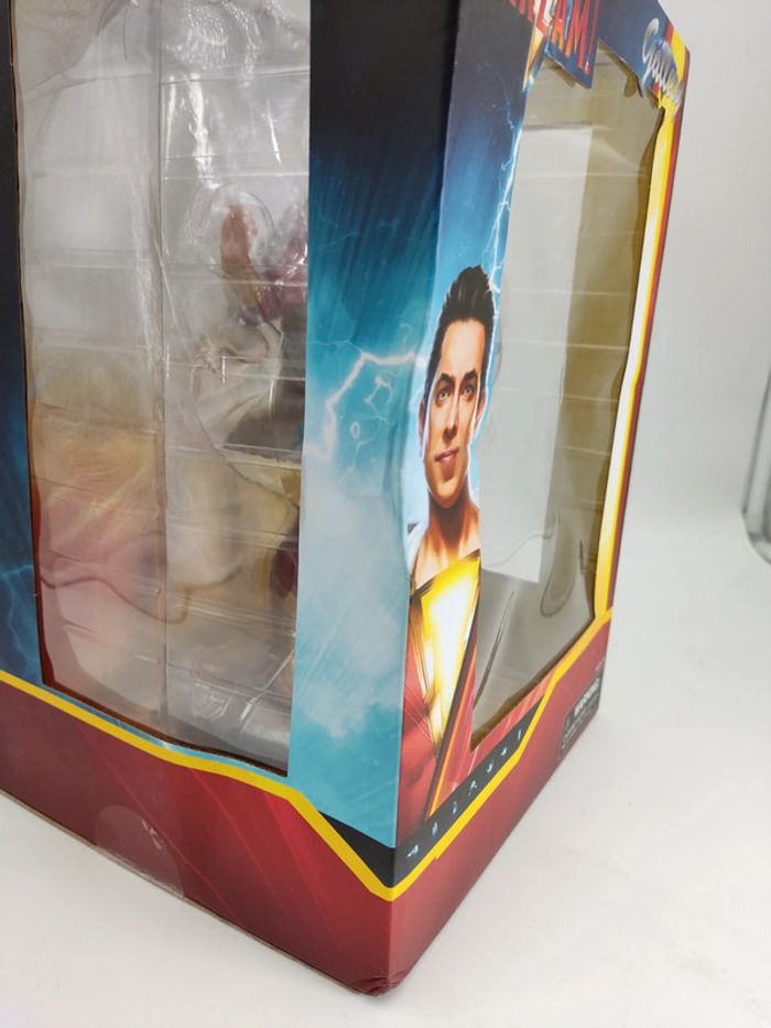 Zachary Levi As Shazam ! DC Comics Movie PVC statue Diamond Select Toys Gallery - photo numéro 6